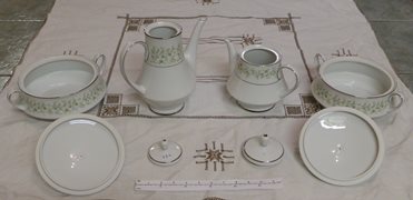 Unused Noritake Savannah Six Place 43-Piece Dinner Service Set with Platinum Trim